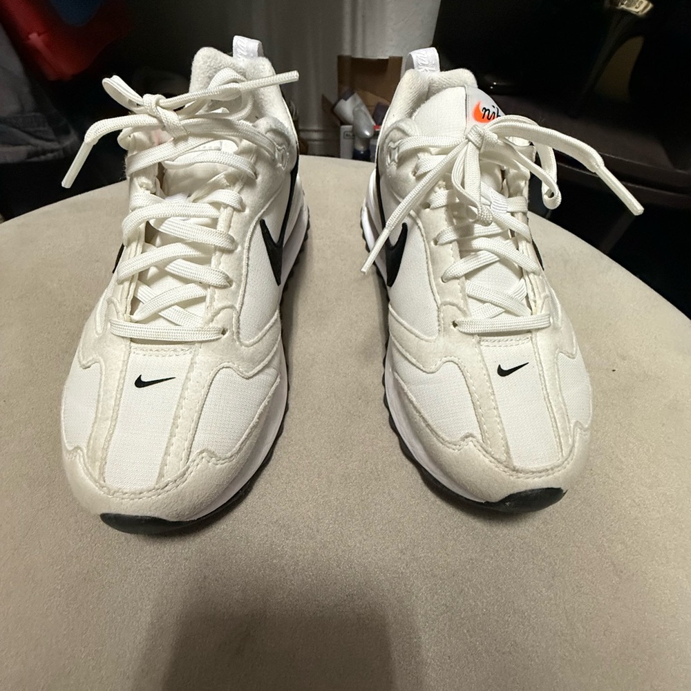 Nike White and Black Sneakers